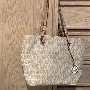 Micheal Kors Medium size tote bag💕